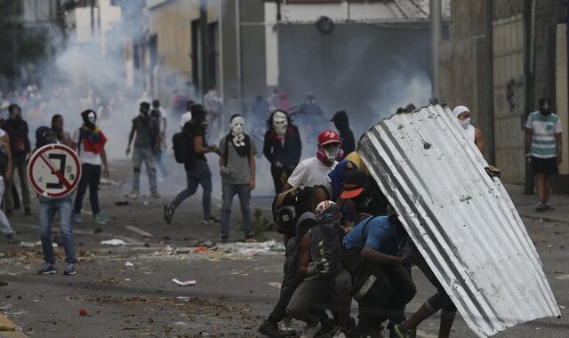 Βενεζουέλα: Χάος και κλίμα εμφυλίου. Τρεις νεκροί σε πορείες