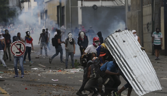 Βενεζουέλα: Χάος και κλίμα εμφυλίου. Τρεις νεκροί σε πορείες