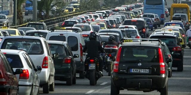 Εγκλωβισμένοι μέσα στα αυτοκίνητά τους οι Έλληνες