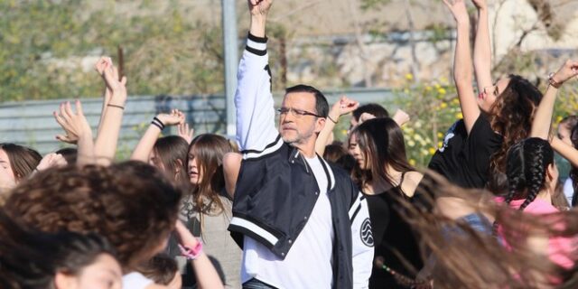 Βίντεο: Πώς θα αντιδρούσες αν μια ομάδα ξεκινούσε να χορεύει μπροστά σου;
