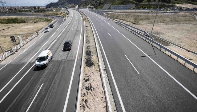 Στην αντεπίθεση για τους δρόμους το υπουργείο Υποδομών