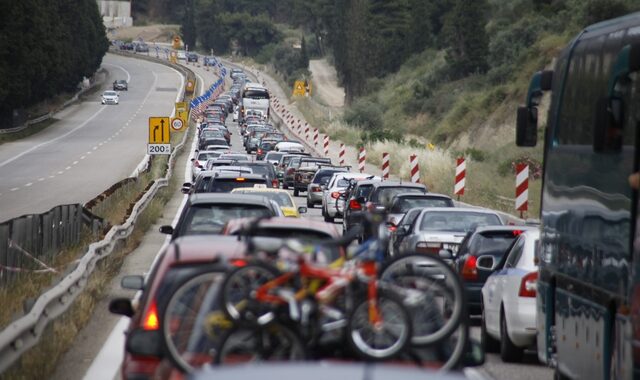 Ουρές χιλιομέτρων στην επιστροφή των εκδρομέων του Πάσχα