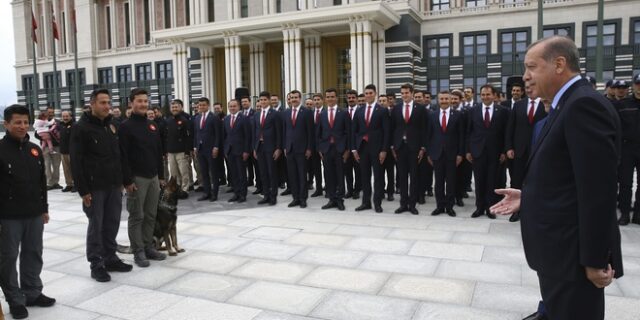 Ο Σόιμπλε προειδοποιεί για δικτατορία στην Τουρκία