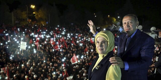 Ο ‘θριαμβευτής’ Ερντογάν καταδικάζει τους ‘σταυροφόρους’ της Δύσης