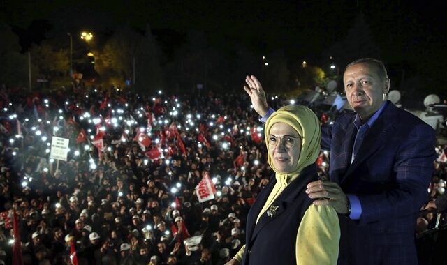 Ο ‘θριαμβευτής’ Ερντογάν καταδικάζει τους ‘σταυροφόρους’ της Δύσης