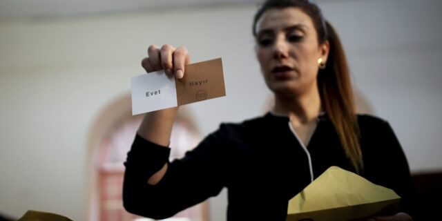Συγκρατημένες κυβέρνηση και αντιπολίτευση για την οριακή νίκη Ερντογάν