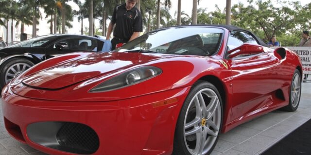 Για 270.000 δολάρια δημοπρατήθηκε η κόκκινη Ferrari του Τραμπ