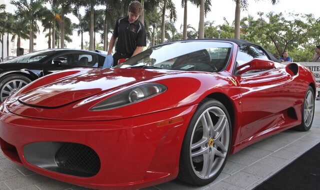 Για 270.000 δολάρια δημοπρατήθηκε η κόκκινη Ferrari του Τραμπ