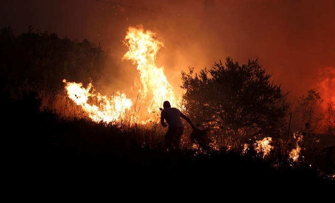 Ανεξέλεγκτη μαίνεται η πυρκαγιά στις Μαριές Ζακύνθου