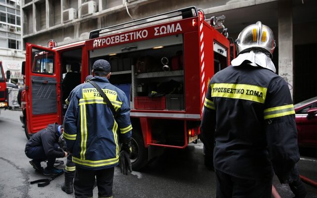 Υπερήλικας απεγκλωβίστηκε με εγκαύματα από φωτιά σε διαμέρισμα στην Πλ. Κάνιγγος