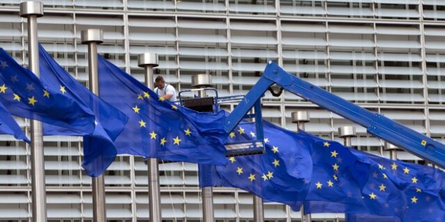 Μικρότερη ανάπτυξη βλέπει η Κομισιόν