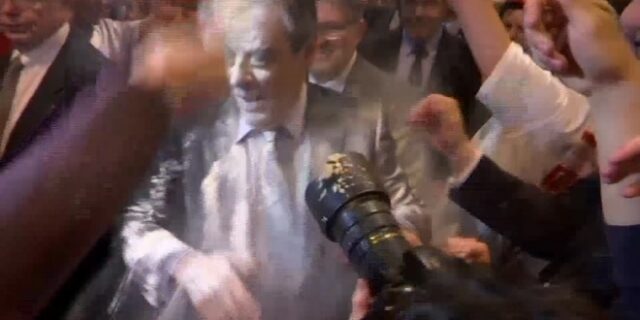 Γαλλία: Αλεύρωσαν τον Φιγιόν σε προεκλογική συγκέντρωση