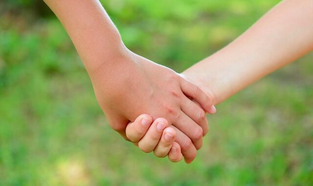 Εγκατέλειψε τα ανίψια της, 1,5 και 3 ετών, σε προαύλιο εκκλησίας