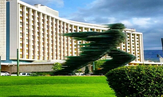 Βίλες και εμπορικά καταστήματα αλλάζουν το Hilton Αθηνών