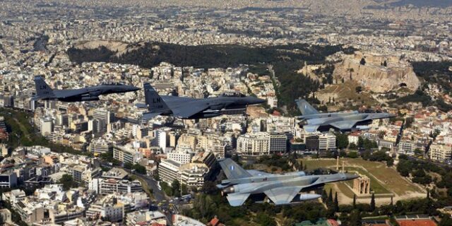 Αεροπλάνα πάνω από την Αθήνα