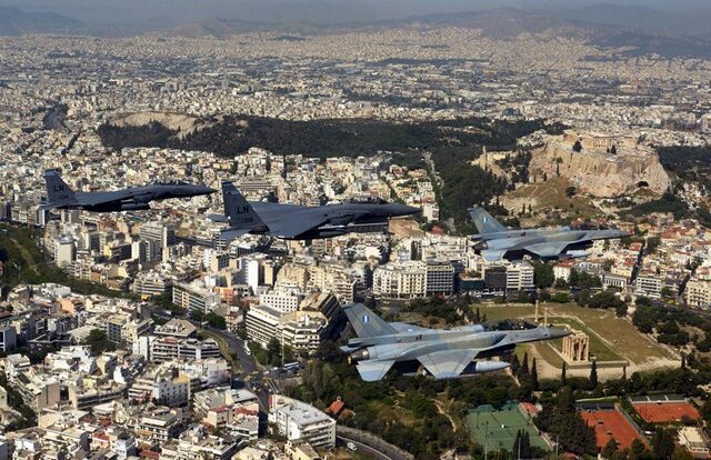 Αεροπλάνα πάνω από την Αθήνα