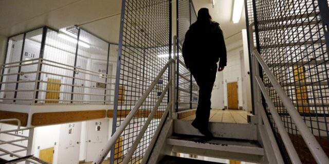 Κρατούμενος χωρίς δίπλωμα, μέθυσε, έκλεψε βαν και γύρισε στη φυλακή