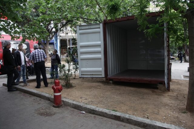 Εξάρχεια: Ξεκίνησε να λειτουργεί το ‘πολιτικό περίπτερο’ της πλατείας