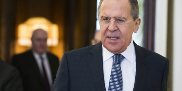 Ο Λαβρόφ ρίχνει τους τόνους και ζητά ψυχραιμία στην Κορέα