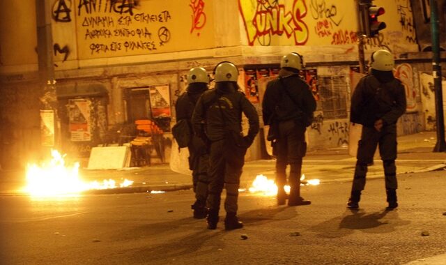 Επιθέσεις σε διμοιρίες των ΜΑΤ στα Εξάρχεια
