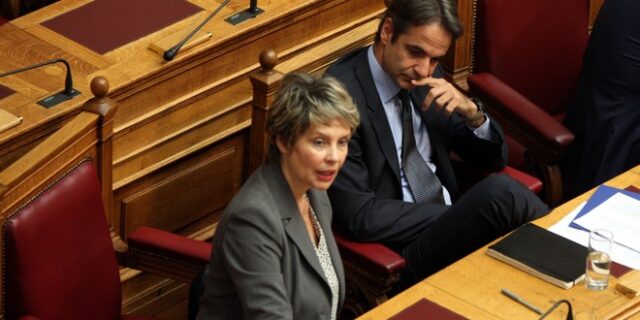 Τα μηνύματα Μητσοτάκη από την καρατόμηση Παπακώστα