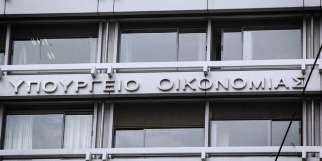 Πηγές ΥΠΟΙΚ: Επανεξέταση φόρων – εισφορών για επαγγελματίες, ίσως και μέτρα το 2018