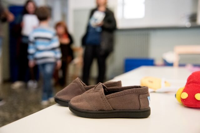 Από τη Θράκη ως την Κρήτη, το Μαζί για το παιδί προσφέρει παπούτσια σε παιδιά άπορων οικογενειών