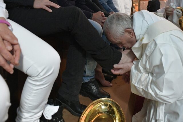 Ο πάπας έπλυνε τα πόδια μετανοημένων μαφιόζων