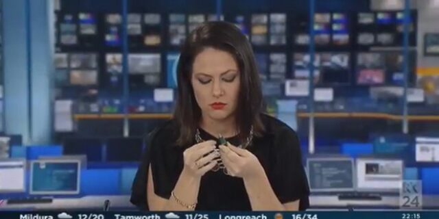 Βίντεο: Η ξεκαρδιστική αντίδραση παρουσιάστριας που πιάστηκε live να ονειροπολεί