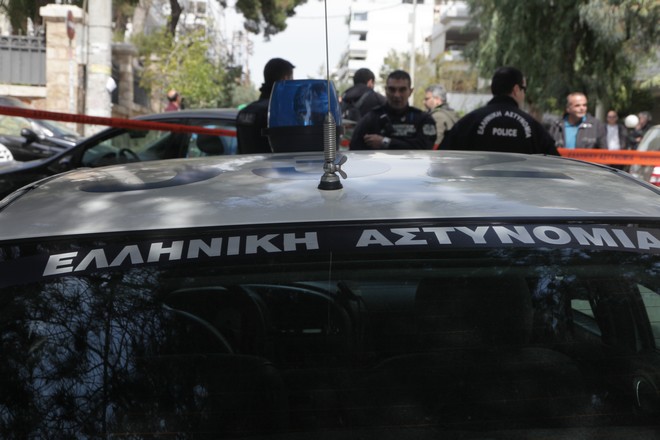 Αστυνομικοί και ιδιώτης παρέσυραν ηλικιωμένο και τον εγκατέλειψαν νεκρό