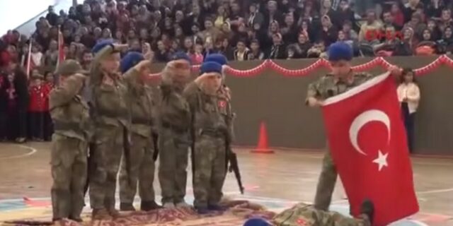 Τουρκία: Έβαλαν παιδιά νηπιαγωγείου να αναπαριστούν το πραξικόπημα