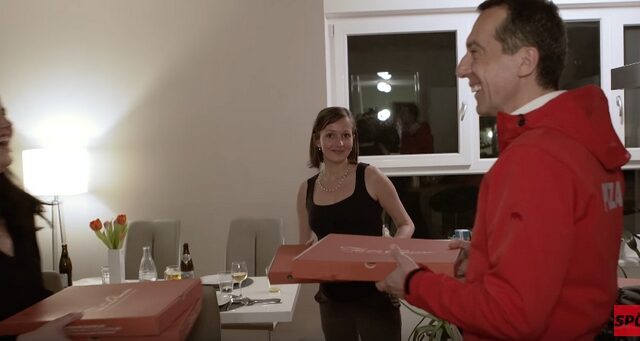 Ο Αυστριακός καγκελάριος μοιράζει πίτσες