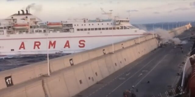 Πλοίο με 170 επιβαίνοντες γκρεμίζει προβλήτα