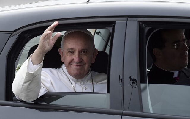 Πάπας Φραγκίσκος: Είπε ‘όχι’ σε θωρακισμένο αυτοκίνητο