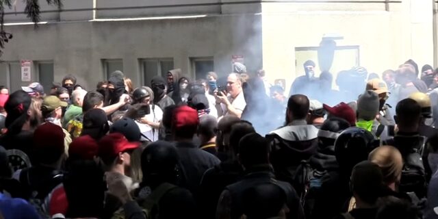 Άγρια επεισόδια μεταξύ ακροδεξιών και ακτιβιστών κατά του Τραμπ