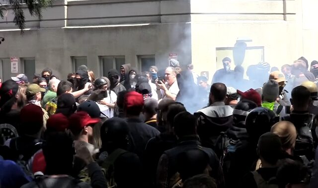 Άγρια επεισόδια μεταξύ ακροδεξιών και ακτιβιστών κατά του Τραμπ