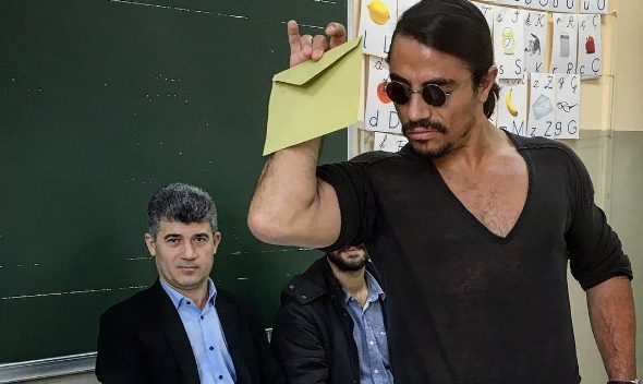 Salt Bae: Ψήφισε ο Τούρκος σεφ με τον τρόπο που ρίχνει το αλάτι