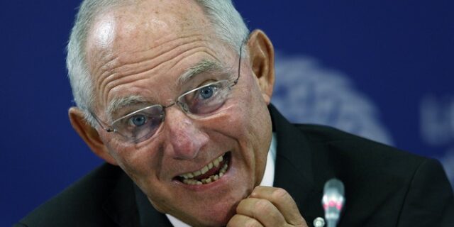 Επιμένει ο Σόιμπλε: Πρώτα οι μεταρρυθμίσεις, μετά το χρέος