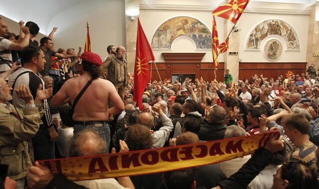 ΠΓΔΜ: Εισβολή οπαδών του Γκρουέφσκι στη Βουλή