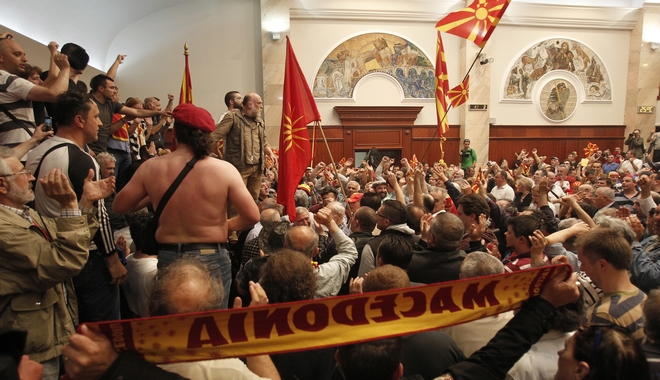 ΠΓΔΜ: Εισβολή οπαδών του Γκρουέφσκι στη Βουλή