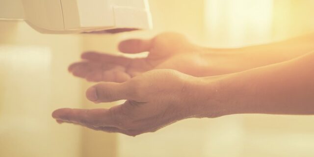 Γιατί δεν πρέπει να στεγνώνετε τα χέρια σας στα μηχανήματα αέρα;