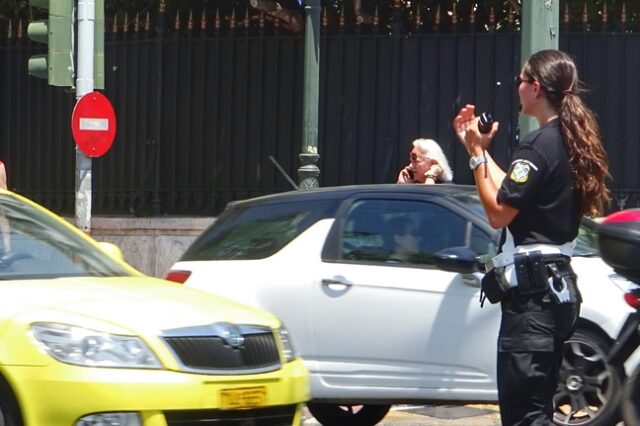 Ηλικιωμένη παρέσυρε τροχονόμο στην πομπή Τσίπρα στην Πάτρα