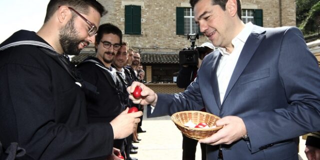 Τσίπρας: Όλοι μαζί μπορούμε να κρατήσουμε τη χώρα μας όρθια