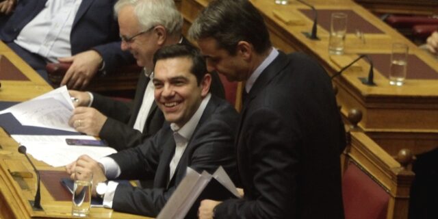Χαμός στη Βουλή. Η τροπολογία προκάλεσε κόντρα κορυφής Τσίπρα-Μητσοτάκη