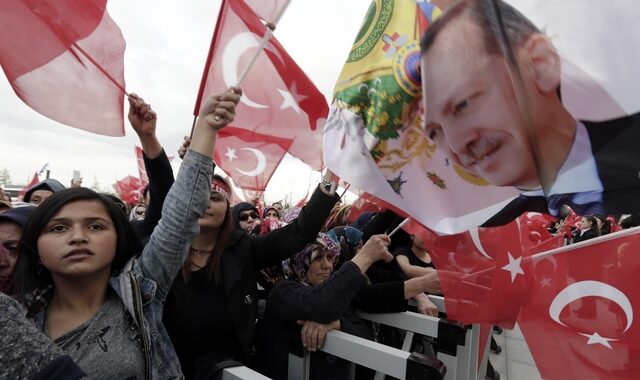 Η Κομισιόν ζητά έρευνα για παρατυπίες στο τουρκικό δημοψήφισμα