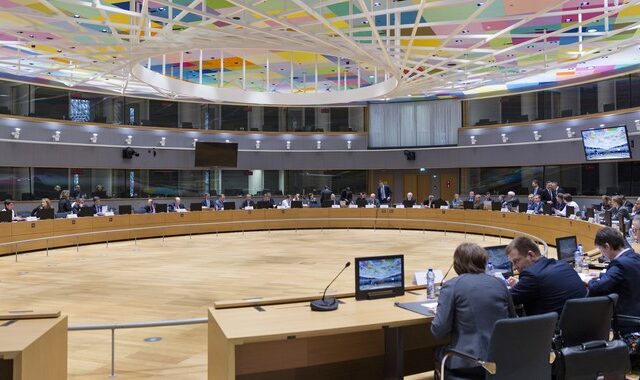 Συμφωνία στο Eurogroup: Τα βρήκαν στη μέση για μέτρα και αντίμετρα