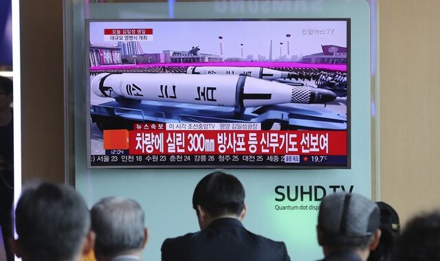 Νέους διηπειρωτικούς πυραύλους επέδειξε η Βόρεια Κορέα