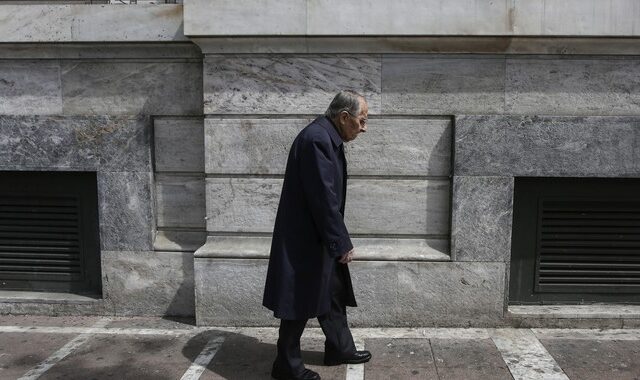 Συνταξιούχοι και επαγγελματίες μπροστά στο μνημονιακό βουνό