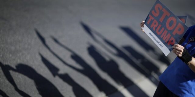 Πυρά εκ των έσω για τη ‘θανάσιμη’ πολιτική του Τραμπ