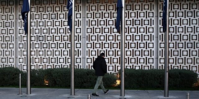 Επιστρέφουν σήμερα οι θεσμοί